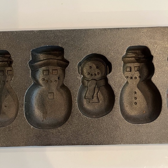 Lodge Cast Iron Snowman Cake Family Pan - Picture 4 of 5